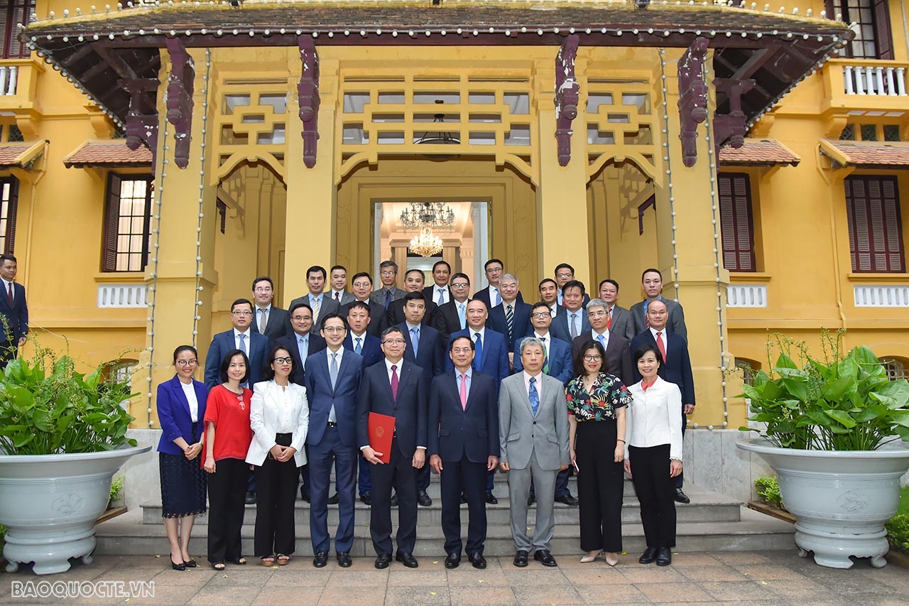 Phát biểu nhận nhiệm vụ, Thứ trưởng Ngoại giao Phạm Thanh Bình cảm ơn sự tin tưởng của Lãnh đạo Đảng, Nhà nước và Bộ Ngoại giao đã giao cho trọng trách mới; cảm ơn sự ủng hộ, tin tưởng của tập thể Lãnh đạo Bộ, Bộ trưởng và các cán bộ trong Bộ. Chia sẻ những bước đường công tác đã qua, Thứ trưởng Phạm Thanh Bình khẳng định sẽ cố gắng, nỗ lực hết sức mình, phát huy hết năng lực để làm tốt nhiệm vụ được Đảng và Nhà nước giao phó, đóng góp vào thành công chung của công tác đối ngoại.