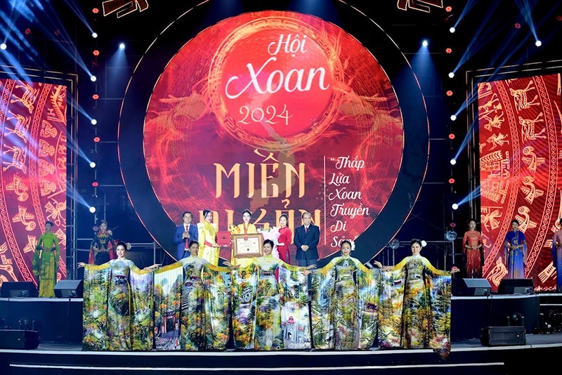 BST về phong cảnh Khu di tích lịch sử Đền Hùng được thể hiện độc đáo qua 5 kiệt tác áo dài của NTK Thoa Trần.