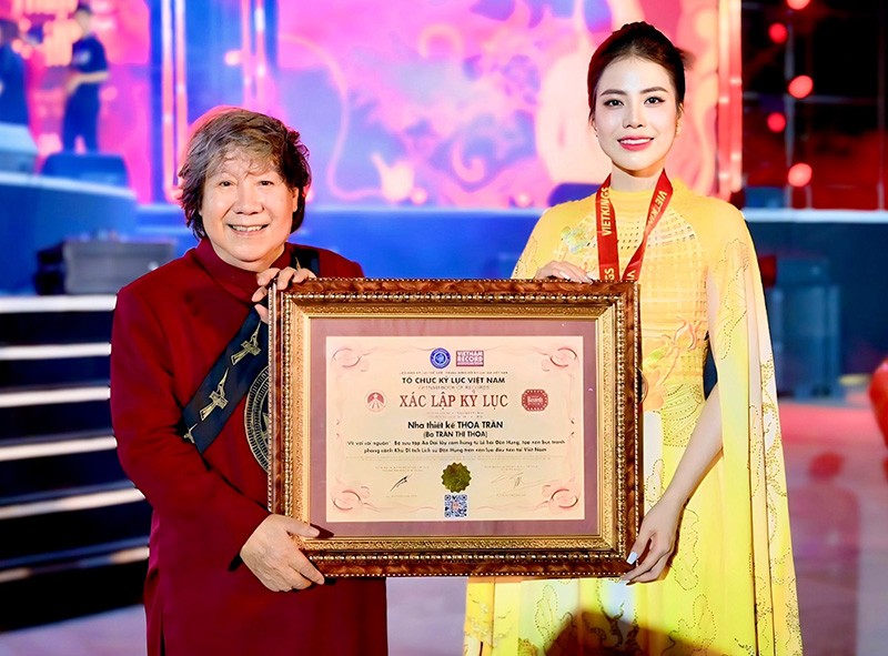 NTK Thoa Trần và GS. Lê Văn Lan.