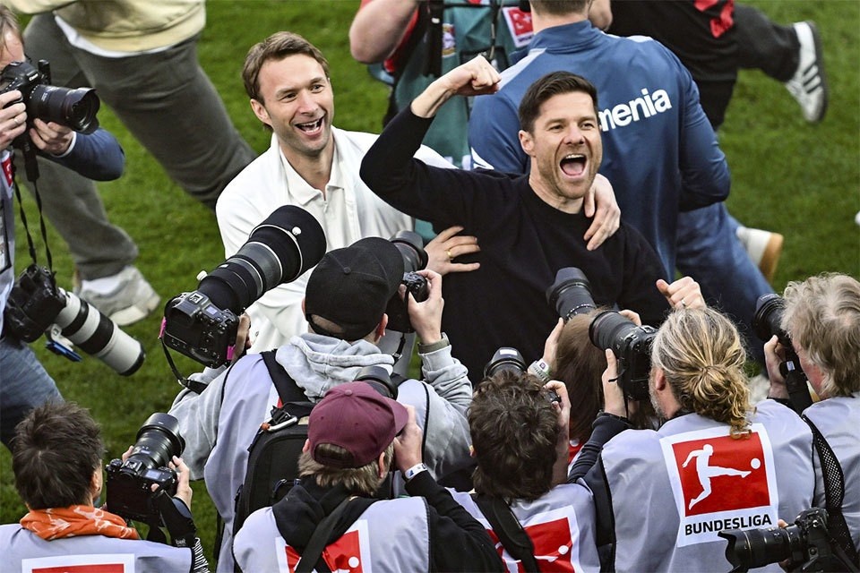 Tối 14/4, Bayern Leverkusen của HLV Xabi Alonso (áo đen) thắm đậm Bremen 5-0, qua đó lần đầu vô địch Bundesliga. Đội bóng chấm dứt 11 năm thống trị giải vô địch quốc gia Đức của Bayern Munich, đăng quang sớm 5 vòng đấu. Đội bóng của nhà cầm quân Tây Ban Nha có mùa giải ấn tượng với 42 trận bất bại trên mọi đấu trường từ đầu mùa. Từng là một tiền vệ tài hoa tại Liverpool, Real và Bayern Munich, giờ đây HLV Xabi Alonso gia nhập đội ngũ những HLV trẻ tài năng nhất làng bóng đá.