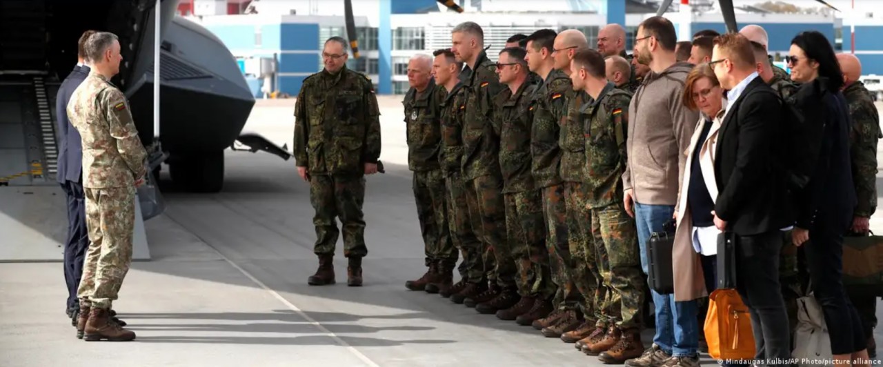 Một nhóm binh sĩ Đức đầu tiên đến Lithuania hôm 8/4. (Nguồn: DW) Một nhóm binh sĩ Đức đầu tiên đến Lithuania hôm 8/4. (Nguồn: DW)