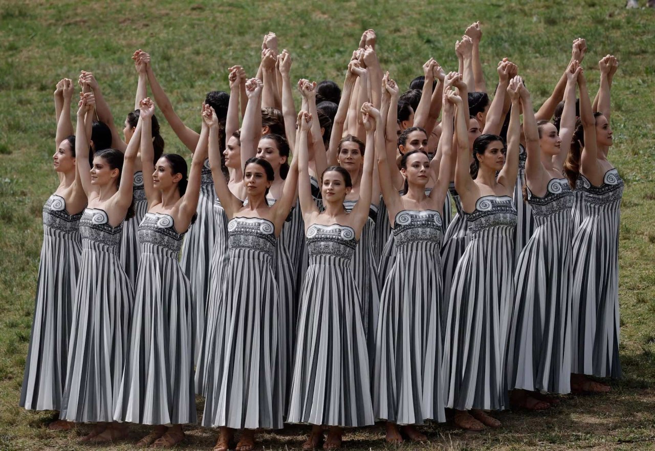 Olympic Paris 2024: Ngọn đuốc biểu tượng chính thức được thắp tại thị trấn Olympia cổ đại