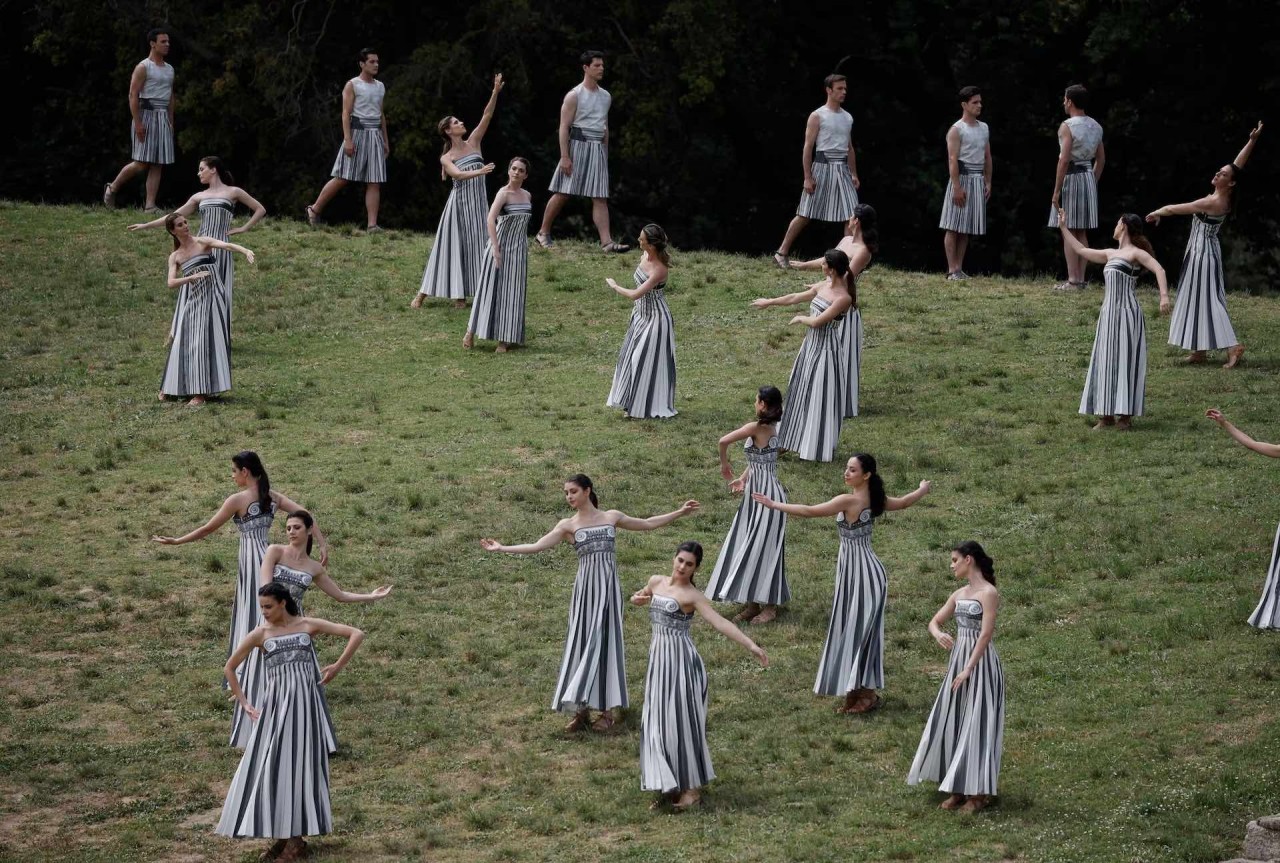 Olympic Paris 2024: Ngọn đuốc biểu tượng chính thức được thắp tại thị trấn Olympia cổ đại