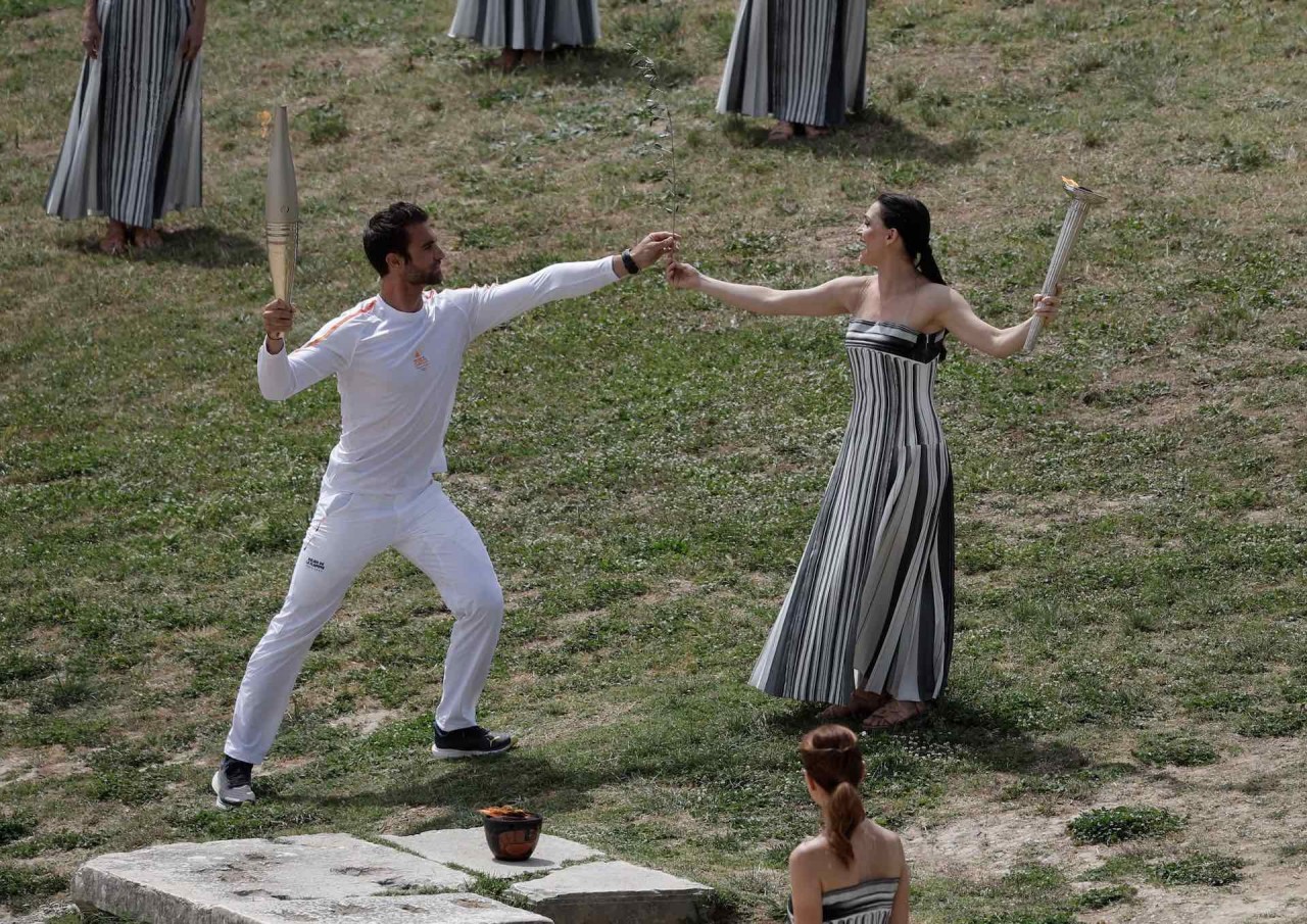 Olympic Paris 2024: Ngọn đuốc biểu tượng chính thức được thắp tại thị trấn Olympia cổ đại