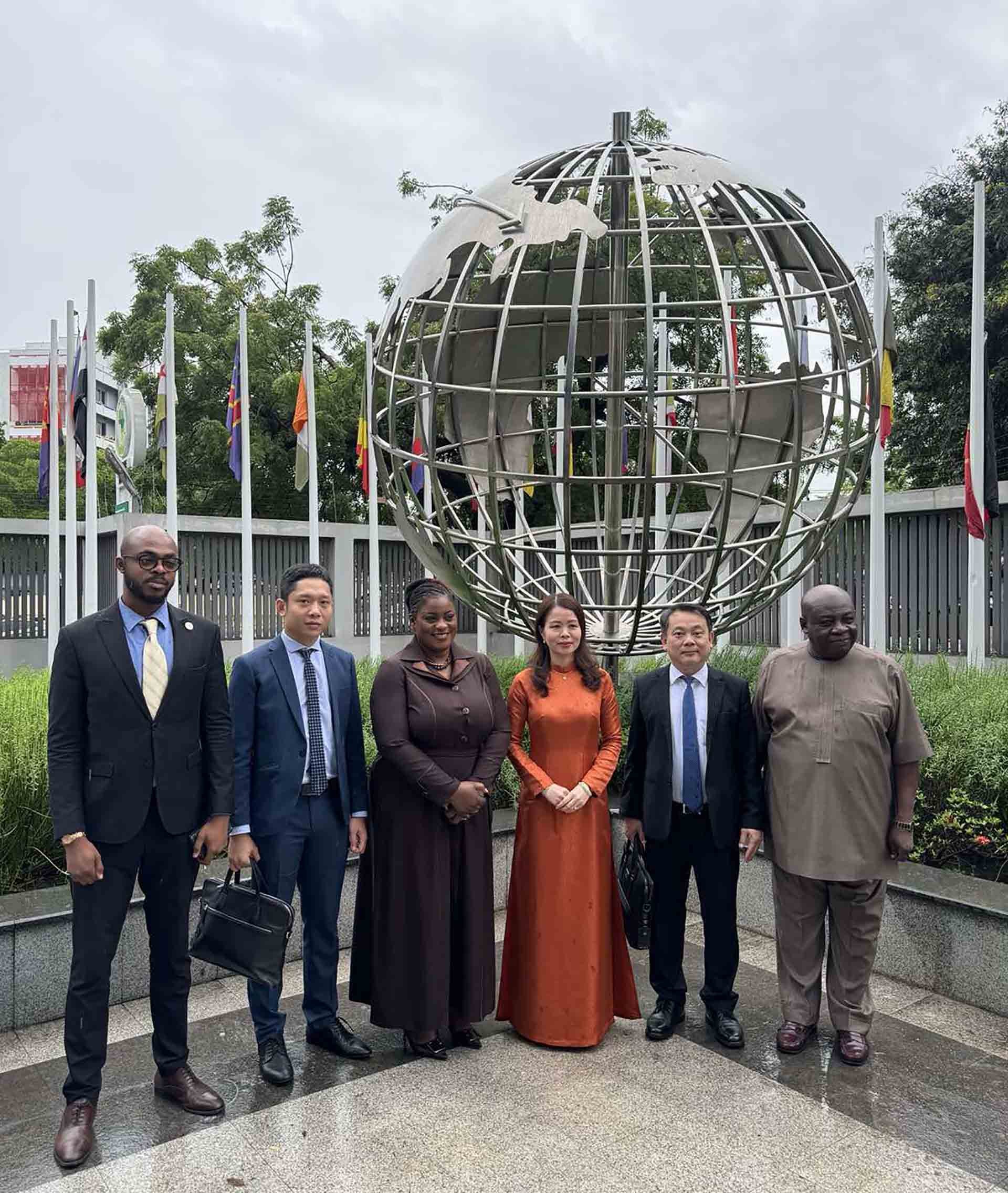 Thứ trưởng Ngoại giao Nguyễn Minh Hằng thăm và làm việc tại Ghana