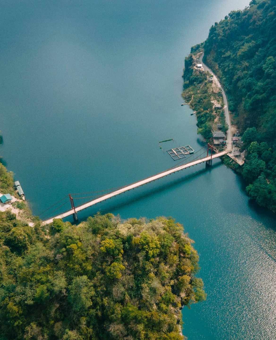 Cầu treo vắt ngang sông thơ mộng và hùng vỹ, cảnh đẹp như tranh ở Điện Biên