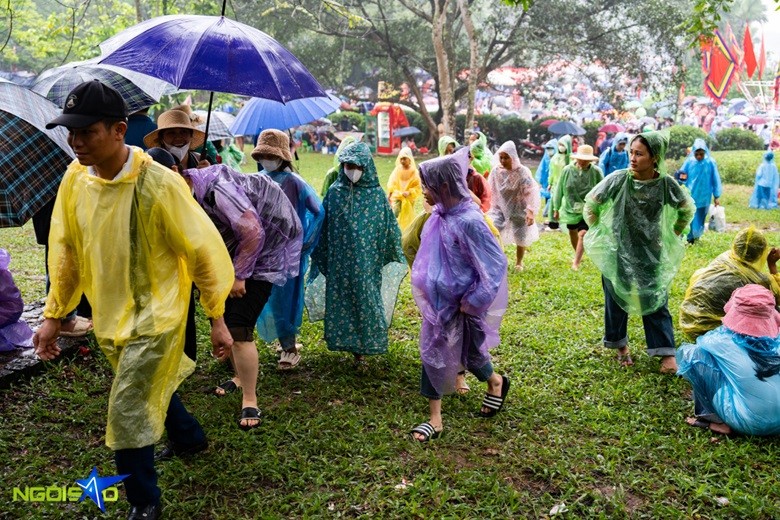 Biển người 'đội mưa' đổ về đền Hùng, dâng hương giỗ Tổ Biển người 'đội mưa' đổ về đền Hùng, dâng hương giỗ Tổ