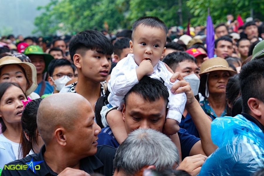 Biển người 'đội mưa' đổ về đền Hùng, dâng hương giỗ Tổ Biển người 'đội mưa' đổ về đền Hùng, dâng hương giỗ Tổ