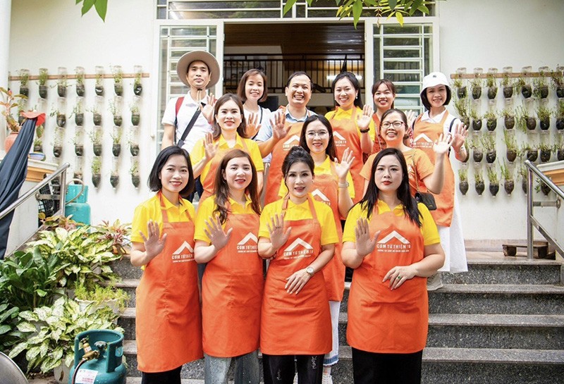 Các nữ doanh nhân phối hợp với bếp cơm từ thiện 19 triển khai thực hiện.