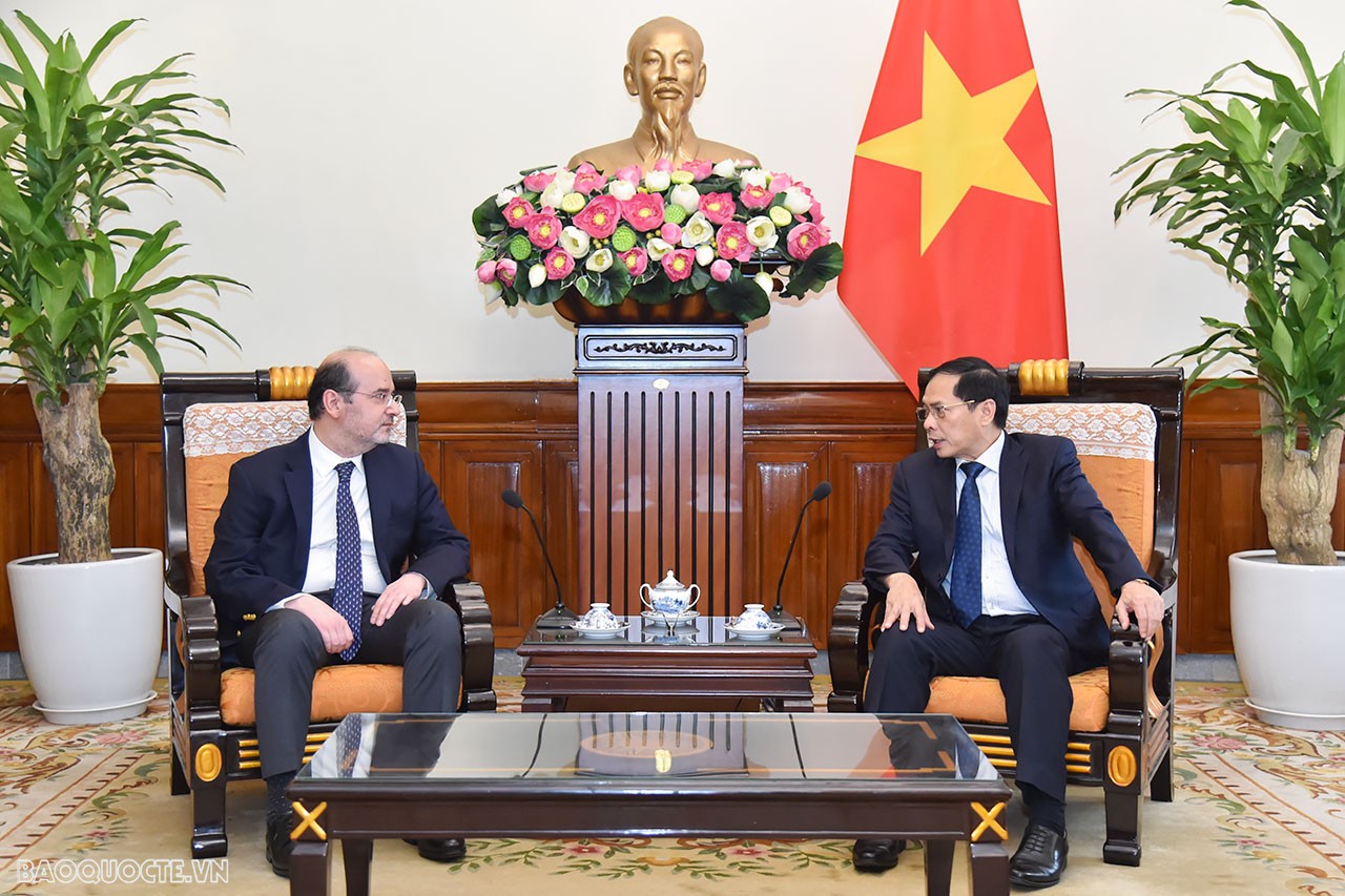 Ngày 19/-4-2024, tại Trụ sở Bộ, Bộ trưởng Ngoại giao Bùi Thanh Sơn tiếp Đại sứ Algeria Abdelhamid Boubazine chào từ biệt. (Ảnh: Tuấn Anh) Ngày 19/-4-2024, tại Trụ sở Bộ, Bộ trưởng Ngoại giao Bùi Thanh Sơn tiếp Đại sứ Algeria Abdelhamid Boubazine chào từ biệt. (Ảnh: Tuấn Anh)