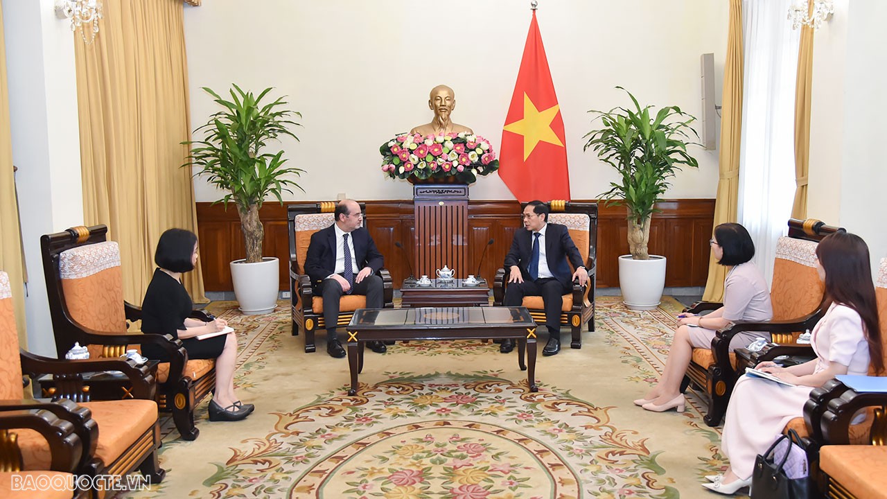 Ngày 19/-4-2024, tại Trụ sở Bộ, Bộ trưởng Ngoại giao Bùi Thanh Sơn tiếp Đại sứ Algeria Abdelhamid Boubazine chào từ biệt. (Ảnh: Tuấn Anh) Ngày 19/-4-2024, tại Trụ sở Bộ, Bộ trưởng Ngoại giao Bùi Thanh Sơn tiếp Đại sứ Algeria Abdelhamid Boubazine chào từ biệt. (Ảnh: Tuấn Anh)