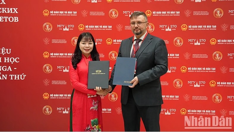 Đại diện lãnh đạo Đại học hai nước ký kết hợp tác. (Ảnh: Xuân Hưng) Đại diện lãnh đạo Đại học hai nước ký kết hợp tác. (Ảnh: Xuân Hưng)