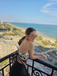 Sao Việt: Lan Ngọc khoe vòng eo 'con kiến', Hương Giang đu trend 'ra khơi tìm kho báu'