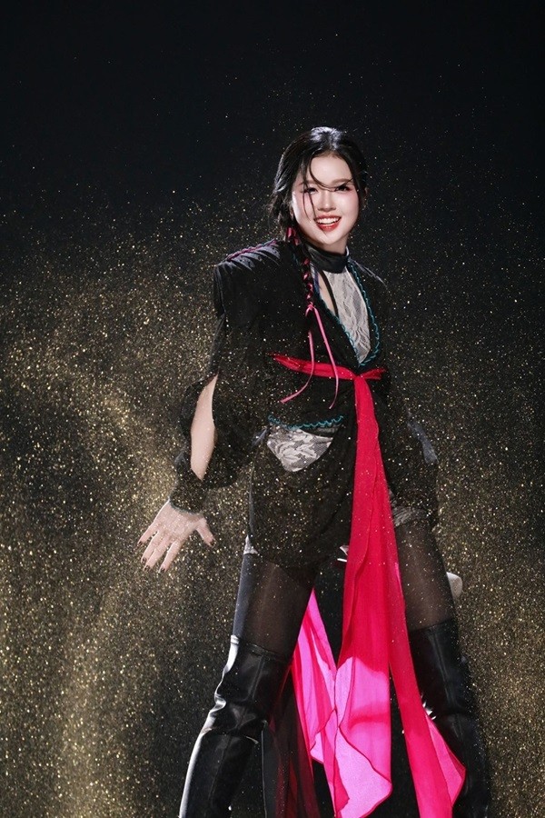 Suni Hạ Linh diện trang phục cách điệu từ áo tứ thân do nhà mốt Việt thực hiện cho tiết mục. Ảnh: Nhân vật cung cấp