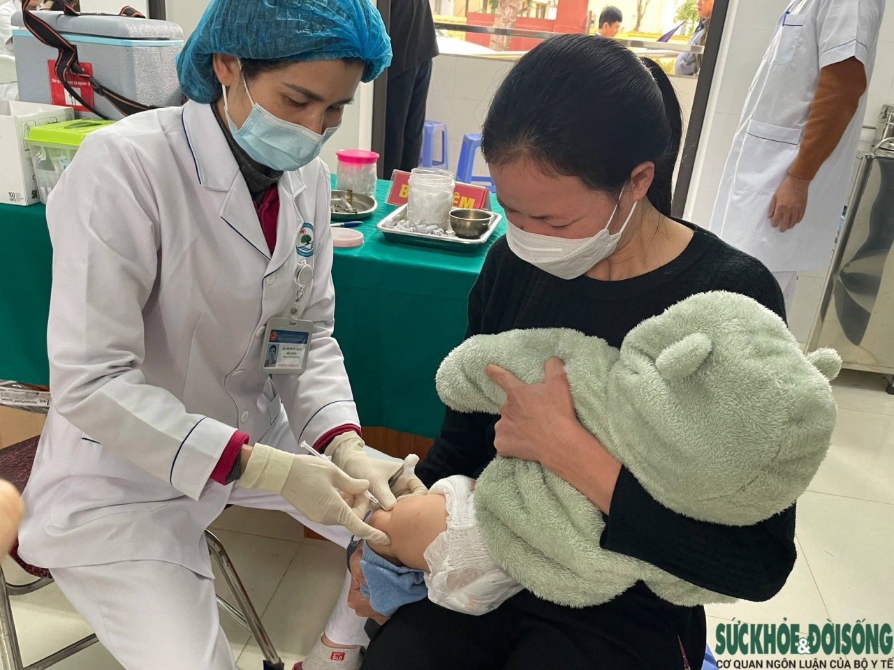 Tiêm vaccine 5 trong 1 cho trẻ tại Trạm Y tế xã Bình Yên, huyện Sơn Dương, tỉnh Tuyên Quang. (Nguồn: SK&ĐS) Tiêm vaccine 5 trong 1 cho trẻ tại Trạm Y tế xã Bình Yên, huyện Sơn Dương, tỉnh Tuyên Quang. (Nguồn: SK&ĐS)
