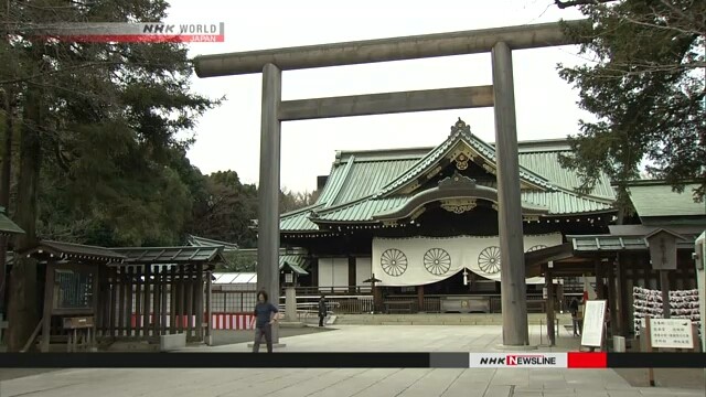 Đền Yasukuni, được xây dựng vào năm 1869 bởi Hoàng đế Meiji, nhằm tưởng nhớ cái chết của 2,5 triệu binh lính và thường dân Nhật Bản đã chết trong các cuộc chiến tranh ở thế kỷ 19 và 20, trong đó có 14 nhà lãnh đạo thời chiến của Nhật Bản bị tòa án Đồng minh kết án là tội phạm chiến tranh. Ngôi đền Yasukuni bị Bắc Kinh và Seoul coi là biểu tượng cho sự xâm lược quân sự trong quá khứ của Nhật Bản. Đền Yasukuni, được xây dựng vào năm 1869 bởi Hoàng đế Meiji, nhằm tưởng nhớ cái chết của 2,5 triệu binh lính và thường dân Nhật Bản đã chết trong các cuộc chiến tranh ở thế kỷ 19 và 20, trong đó có 14 nhà lãnh đạo thời chiến của Nhật Bản bị tòa án Đồng minh kết án là tội phạm chiến tranh. Ngôi đền Yasukuni bị Bắc Kinh và Seoul coi là biểu tượng cho sự xâm lược quân sự trong quá khứ của Nhật Bản.