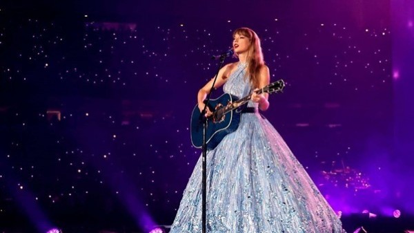 Taylor Swift trở thành nữ nghệ sĩ đầu tiên của làng nhạc thế giới đạt doanh thu cán mốc 2 tỷ USD