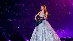 Taylor Swift trở thành nữ nghệ sĩ đầu tiên của làng nhạc thế giới đạt doanh thu cán mốc 2 tỷ USD