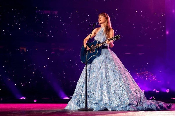 “Công chúa nhạc đồng quê” Taylor Swift với hình ảnh cây đàn guitar quen thuộc. (Nguồn: People.com) “Công chúa nhạc đồng quê” Taylor Swift với hình ảnh cây đàn guitar quen thuộc. (Nguồn: People.com)