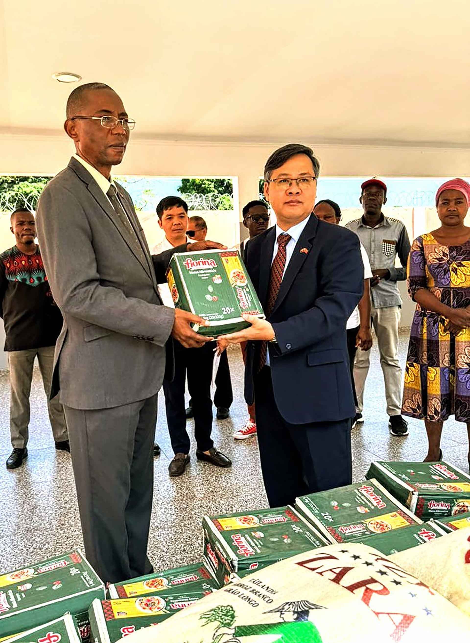 Thúc đẩy hợp tác đầu tư, bảo hộ công dân giữa tỉnh Malanje, Angola và Việt Nam Thúc đẩy hợp tác đầu tư, bảo hộ công dân giữa tỉnh Malanje, Angola và Việt Nam