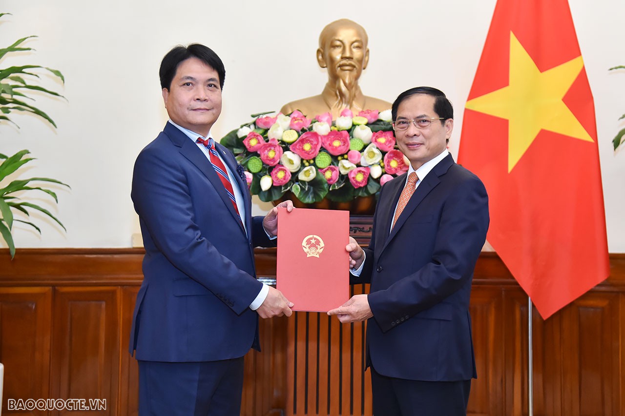 Tại buổi lễ, Ủy viên Trung ương Đảng, Bộ trưởng Ngoại giao Bùi Thanh Sơn trao quyết định bổ nhiệm ông Nguyễn Việt Dũng, Cục trưởng Cục Lễ tân Nhà nước, giữ chức Tổng Lãnh sự Việt Nam tại Quảng Châu (Trung Quốc), thay ông Vũ Việt Anh, Tổng Lãnh sự hết nhiệm kỳ.