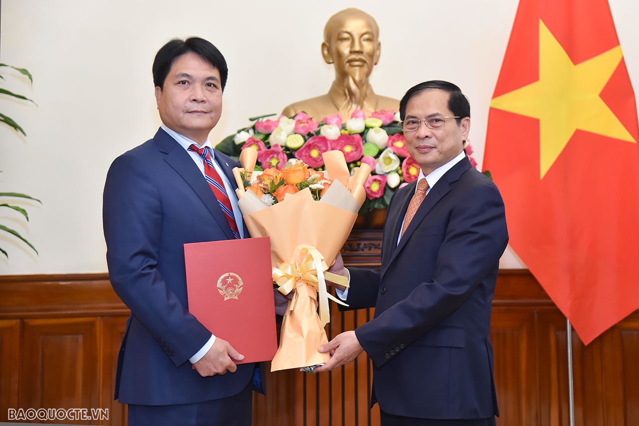 Trong bối cảnh toàn Ngành đang triển khai mạnh mẽ đường lối đối ngoại theo Nghị quyết Đại hội XIII của Đảng và xây dựng, phát triển Ngành toàn diện, hiện đại, vững mạnh…, Bộ trưởng mong muốn các tân Tổng Lãnh sự phát huy năng lực và sở trường, lãnh đạo đơn vị đoàn kết, hoàn thành tốt nhiệm vụ được giao, đóng góp tích cực vào việc thu hút các nguồn lực, phục vụ phát triển đất nước và bảo vệ biên giới Tổ quốc.