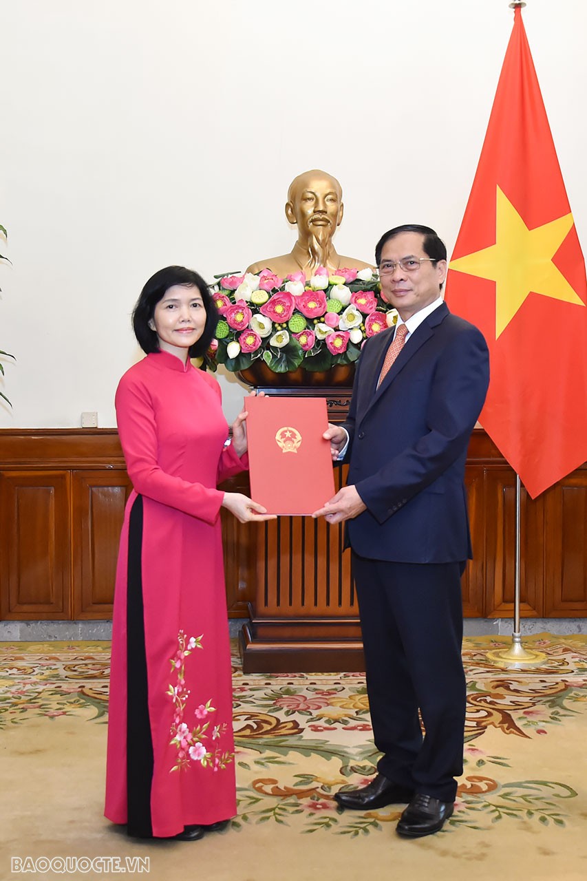 Ủy viên Trung ương Đảng, Bộ trưởng Ngoại giao Bùi Thanh Sơn trao quyết định bổ nhiệm bà Nguyễn Mai Hường, Vụ trưởng Vụ Nghiên cứu tổng hợp, Ban Đối ngoại Trung ương, giữ chức Tổng Lãnh sự Việt Nam tại Ekaterinburg (Liên bang Nga), thay ông Đinh Đức Đông, Tổng Lãnh sự hết nhiệm kỳ.