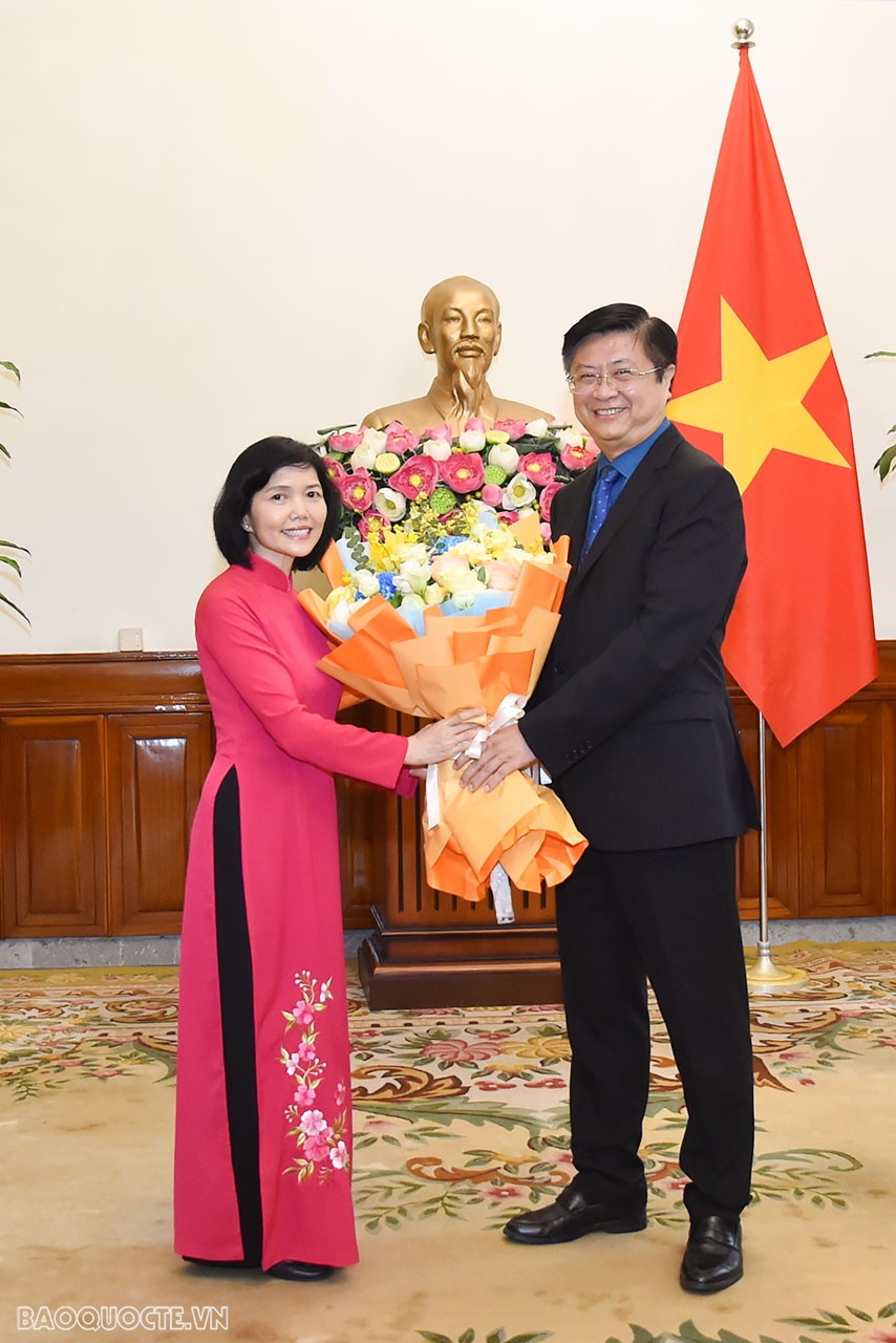 Bộ trưởng Ngoại giao Bùi Thanh Sơn trao quyết định bổ nhiệm 2 Tổng Lãnh sự Việt Nam ở nước ngoài