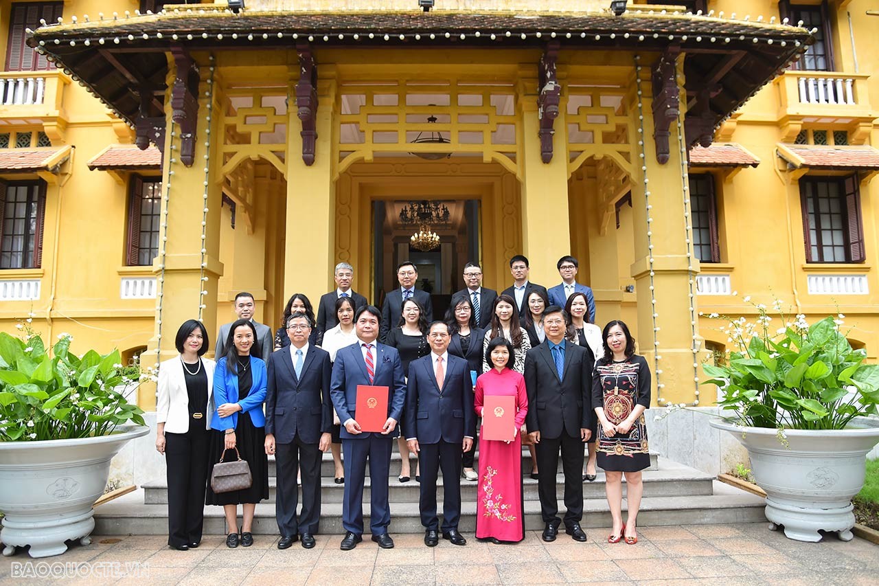 Bộ trưởng Ngoại giao Bùi Thanh Sơn trao quyết định bổ nhiệm 2 Tổng Lãnh sự Việt Nam ở nước ngoài