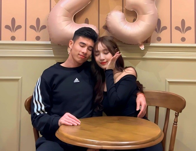 Quan Văn Chuẩn hiện là đội trưởng của U23 Việt Nam tại vòng chung kết U23 châu Á 2023. Thủ thành sinh năm 2001 thể hiện phong độ ấn tượng trong hai trận đấu vừa qua ở vòng bảng, đặc biệt trong chiến thắng 2-0 trước Malaysia hôm 20/4.