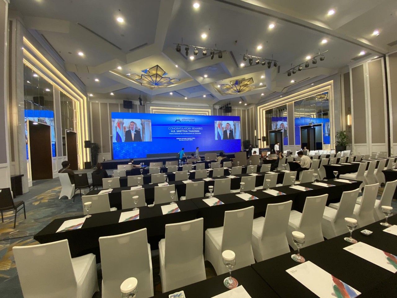 Công tác gấp rút chuẩn bị cho hội nghị vào đêm ngày 22/4, sáng ngày 23/4. (Ảnh: Trần Trung)