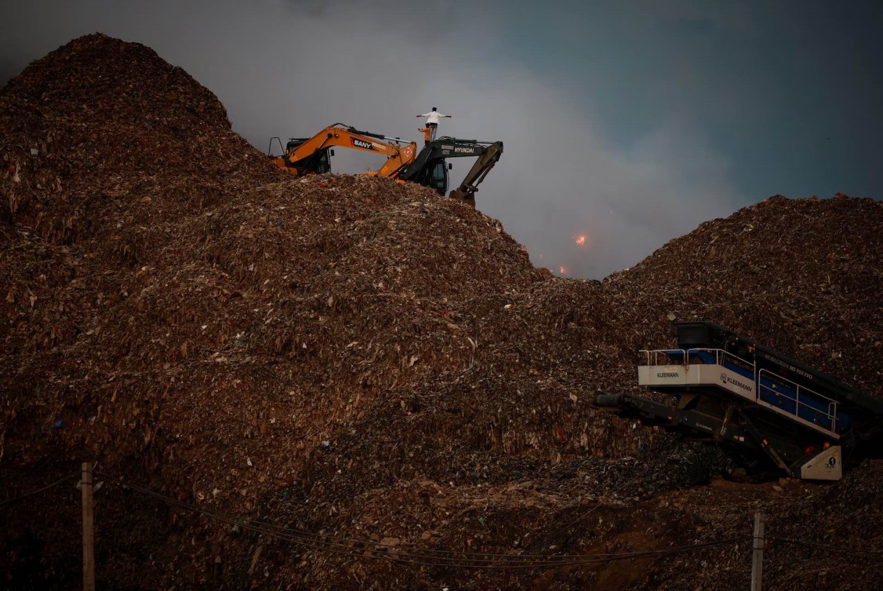 Tình trạng ô nhiễm nghiêm trọng do cháy bãi rác ở New Delhi, Ấn Độ Tình trạng ô nhiễm nghiêm trọng do cháy bãi rác ở New Delhi, Ấn Độ