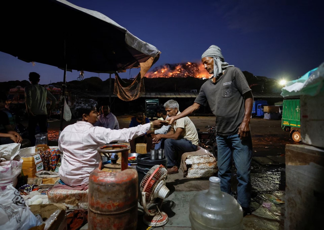 Tình trạng ô nhiễm nghiêm trọng do cháy bãi rác ở New Delhi, Ấn Độ Tình trạng ô nhiễm nghiêm trọng do cháy bãi rác ở New Delhi, Ấn Độ