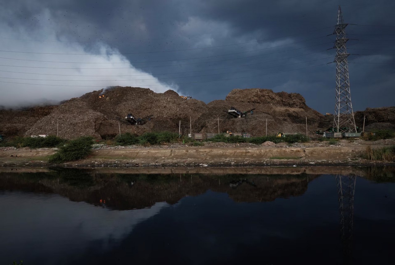 Tình trạng ô nhiễm nghiêm trọng do cháy bãi rác ở New Delhi, Ấn Độ Tình trạng ô nhiễm nghiêm trọng do cháy bãi rác ở New Delhi, Ấn Độ