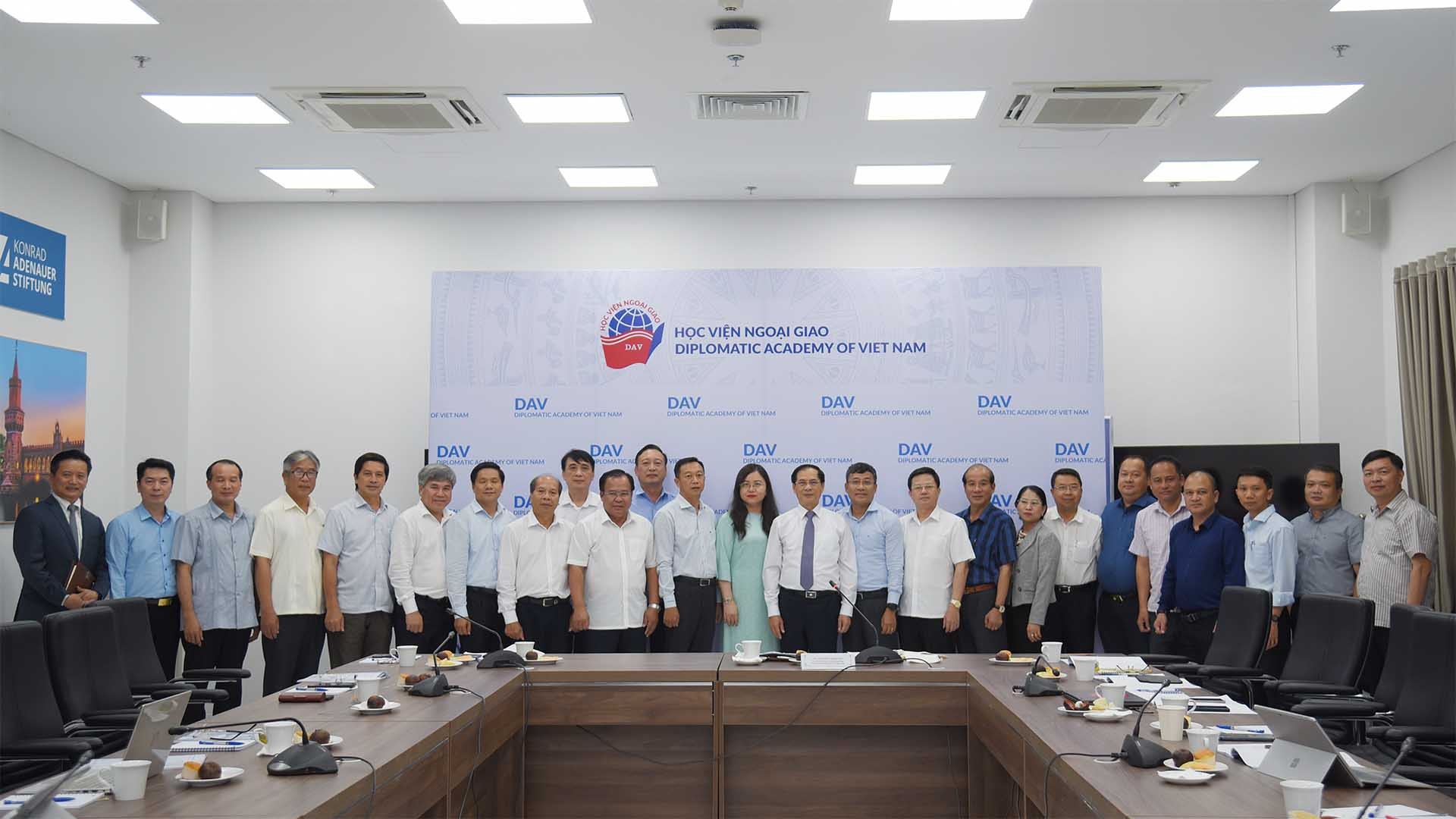 Khai mạc chương trình cập nhật các vấn đề quốc tế, chính sách đối ngoại dành cho tỉnh ủy viên và lãnh đạo cấp sở các tỉnh, thành phố Khai mạc chương trình cập nhật các vấn đề quốc tế, chính sách đối ngoại dành cho tỉnh ủy viên và lãnh đạo cấp sở các tỉnh, thành phố