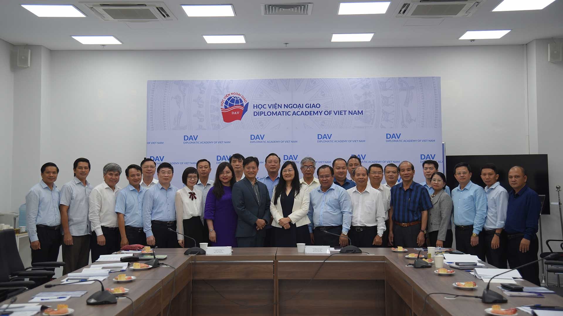 Khai mạc chương trình cập nhật các vấn đề quốc tế, chính sách đối ngoại dành cho tỉnh ủy viên và lãnh đạo cấp sở các tỉnh, thành phố Khai mạc chương trình cập nhật các vấn đề quốc tế, chính sách đối ngoại dành cho tỉnh ủy viên và lãnh đạo cấp sở các tỉnh, thành phố