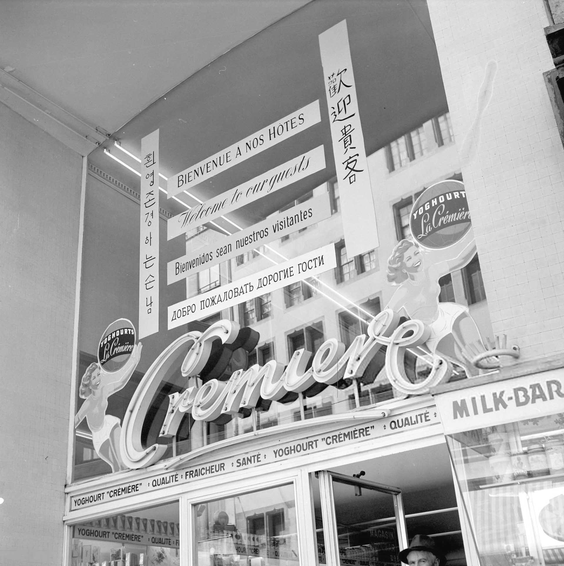 Một khách sạn chào đón các phái đoàn tham dự Hội nghị tại Geneva năm 1954.