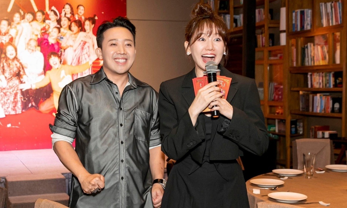 Tập thể đoàn làm phim Mai mừng doanh thu 520 tỷ đồng