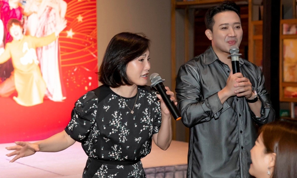 Tập thể đoàn làm phim Mai mừng doanh thu 520 tỷ đồng