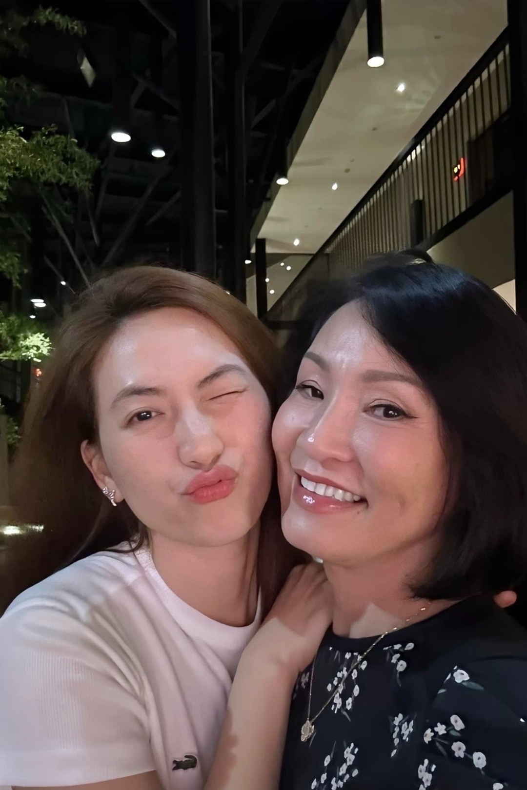 Tập thể đoàn làm phim Mai mừng doanh thu 520 tỷ đồng