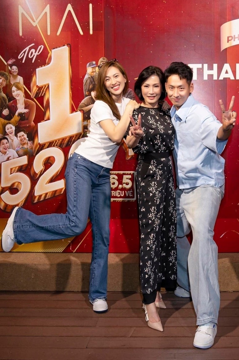 Tập thể đoàn làm phim Mai mừng doanh thu 520 tỷ đồng