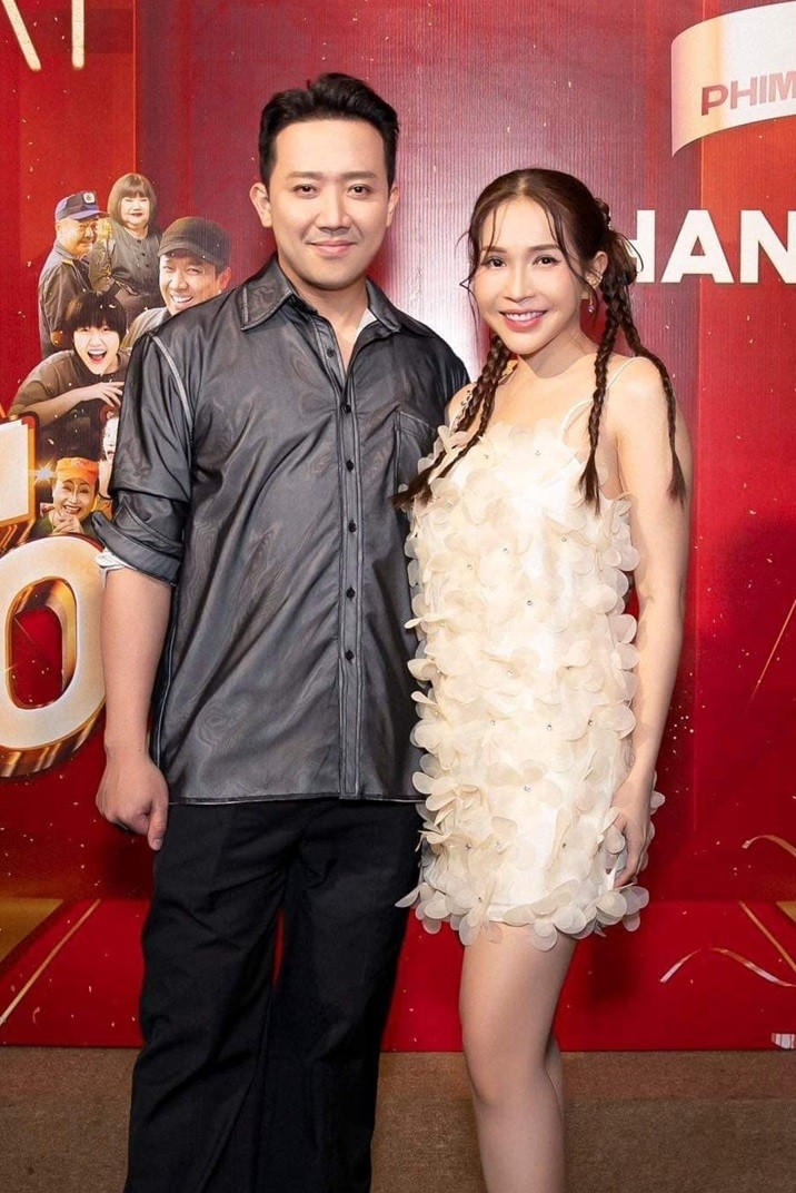 Tập thể đoàn làm phim Mai mừng doanh thu 520 tỷ đồng