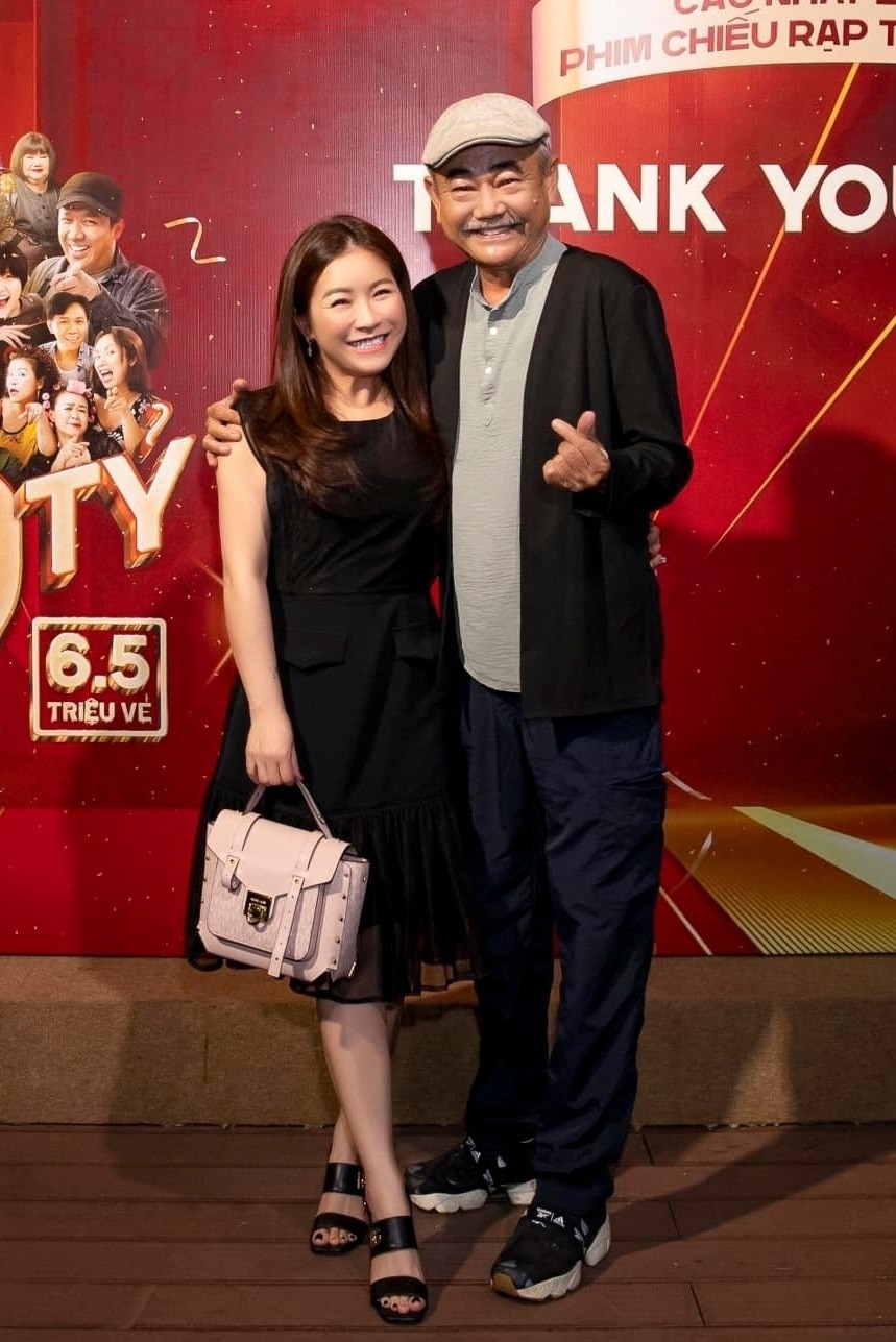 Tập thể đoàn làm phim Mai mừng doanh thu 520 tỷ đồng