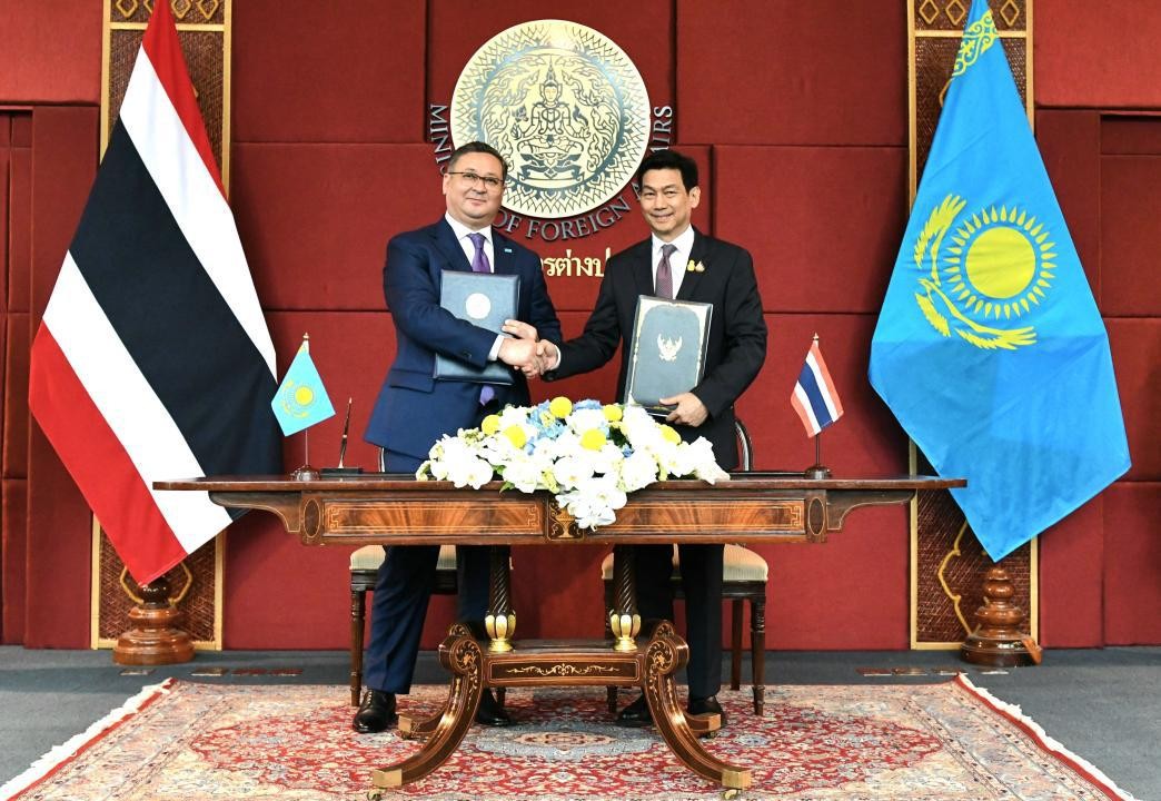 với Phó Thủ tướng, Ngoại trưởng Thái Lan và người đồng cấp Kazakhstan Murat Nurtleu Parnpree Bahiddha-Nukara trong chuyến thăm Bangkok ngày 23/4/2024. (Nguồn: gov.kz) với Phó Thủ tướng, Ngoại trưởng Thái Lan và người đồng cấp Kazakhstan Murat Nurtleu Parnpree Bahiddha-Nukara trong chuyến thăm Bangkok ngày 23/4/2024. (Nguồn: gov.kz)