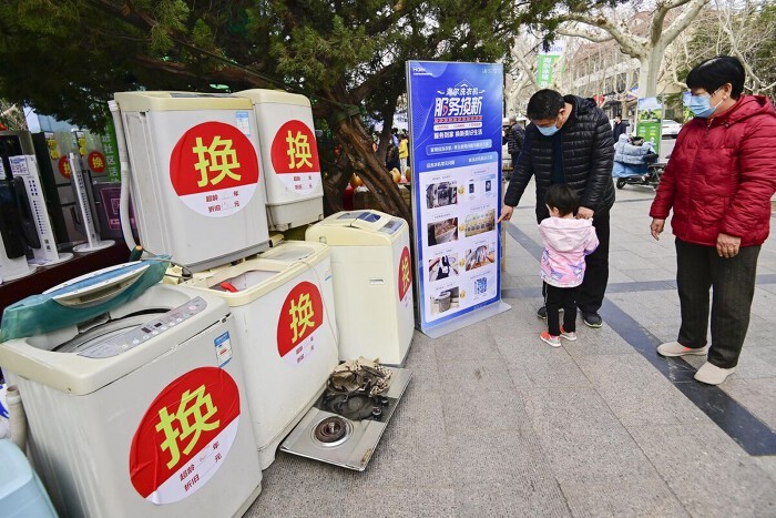 Một sự kiện cộng đồng đổi đồ cũ lấy đồ mới ở tỉnh Sơn Đông, Trung Quốc vào tháng 3/2024. (Ảnh: Getty Images). 