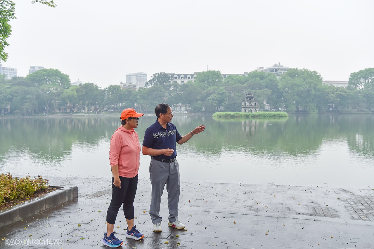 Hai Bộ trưởng đã trao đổi về quan hệ hai nước cũng như bàn thảo các biện pháp nhằm tăng cường hơn nữa mối quan hệ Đối tác Chiến lược Việt Nam-Indonesia không ngừng phát triển mạnh mẽ, sâu sắc trên tất cả các lĩnh vực.