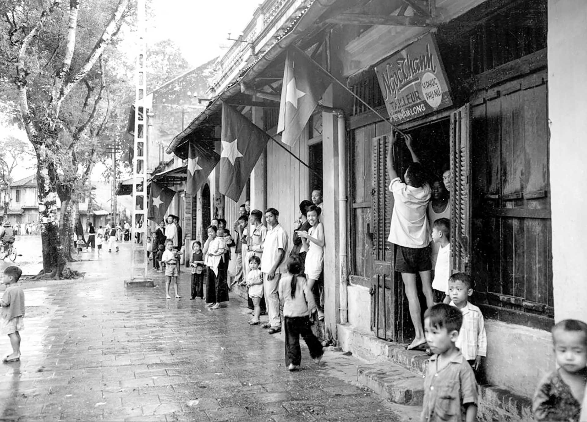 Nhân dân cắm cờ Tổ quốc chào mừng ngày Giải phóng Thủ đô. Nhân dân cắm cờ Tổ quốc chào mừng ngày Giải phóng Thủ đô.