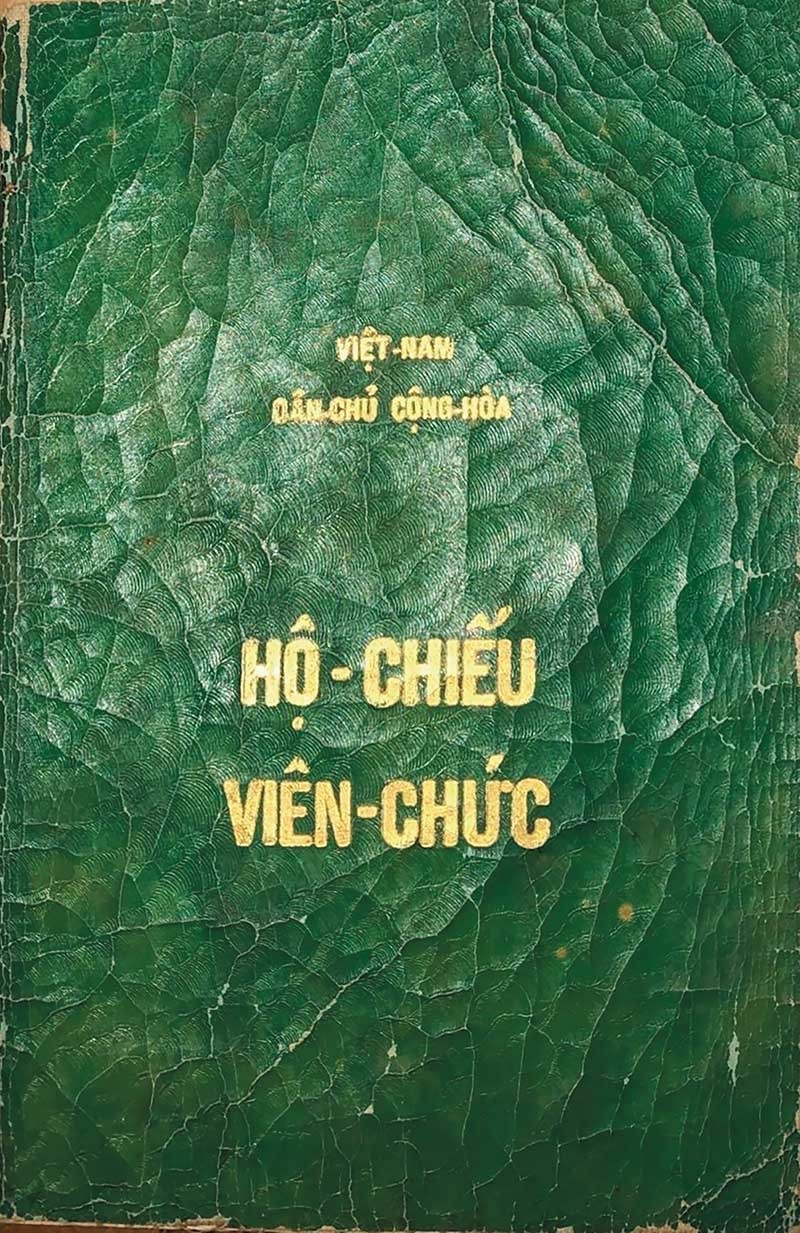 Cuốn hộ chiếu Thứ trưởng Nguyễn Minh Tiến dùng trong thời gian hoạt động tại Hội nghị Geneva. Cuốn hộ chiếu Thứ trưởng Nguyễn Minh Tiến dùng trong thời gian hoạt động tại Hội nghị Geneva.