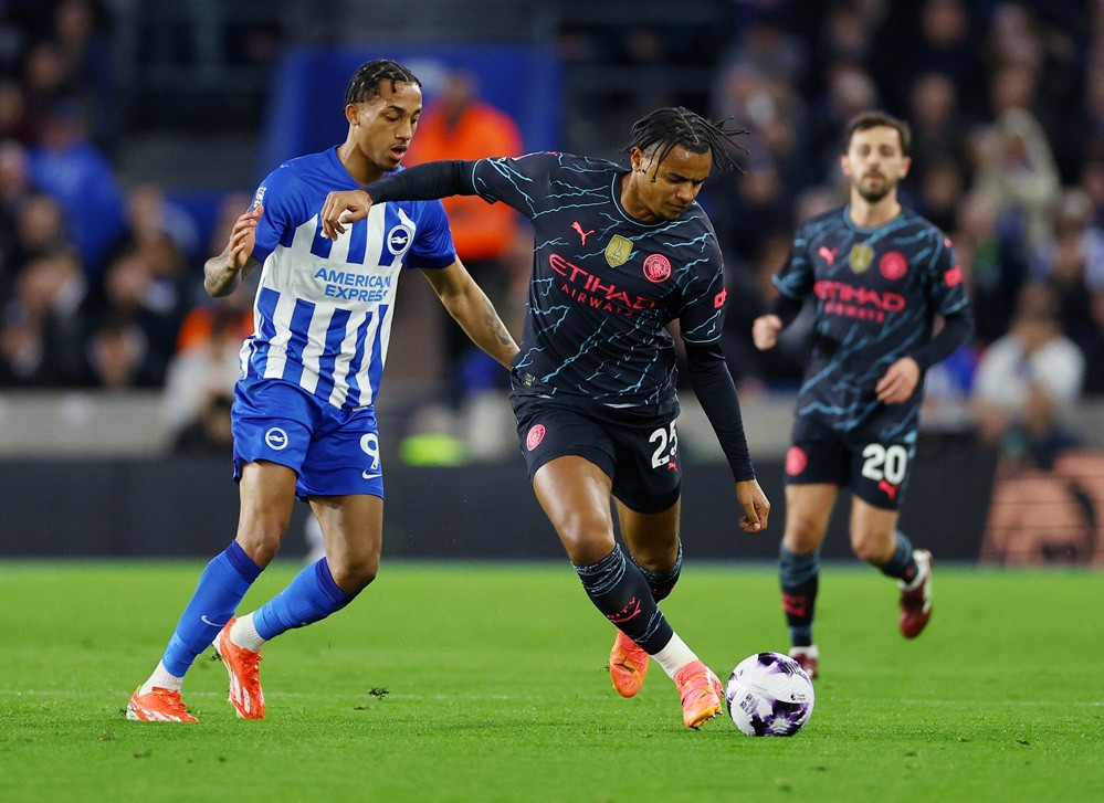 Man City chơi áp đảo ngay sau tiếng còi khai cuộc. Man City chơi áp đảo ngay sau tiếng còi khai cuộc.