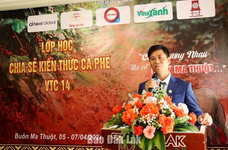 Ông Lê Văn Vương, Giám đốc Công ty TNHH Sản xuất và Thương mại Vương Thành Công trao đổi về kinh nghiệm sản xuất cà phê hữu cơ tại lớp học.